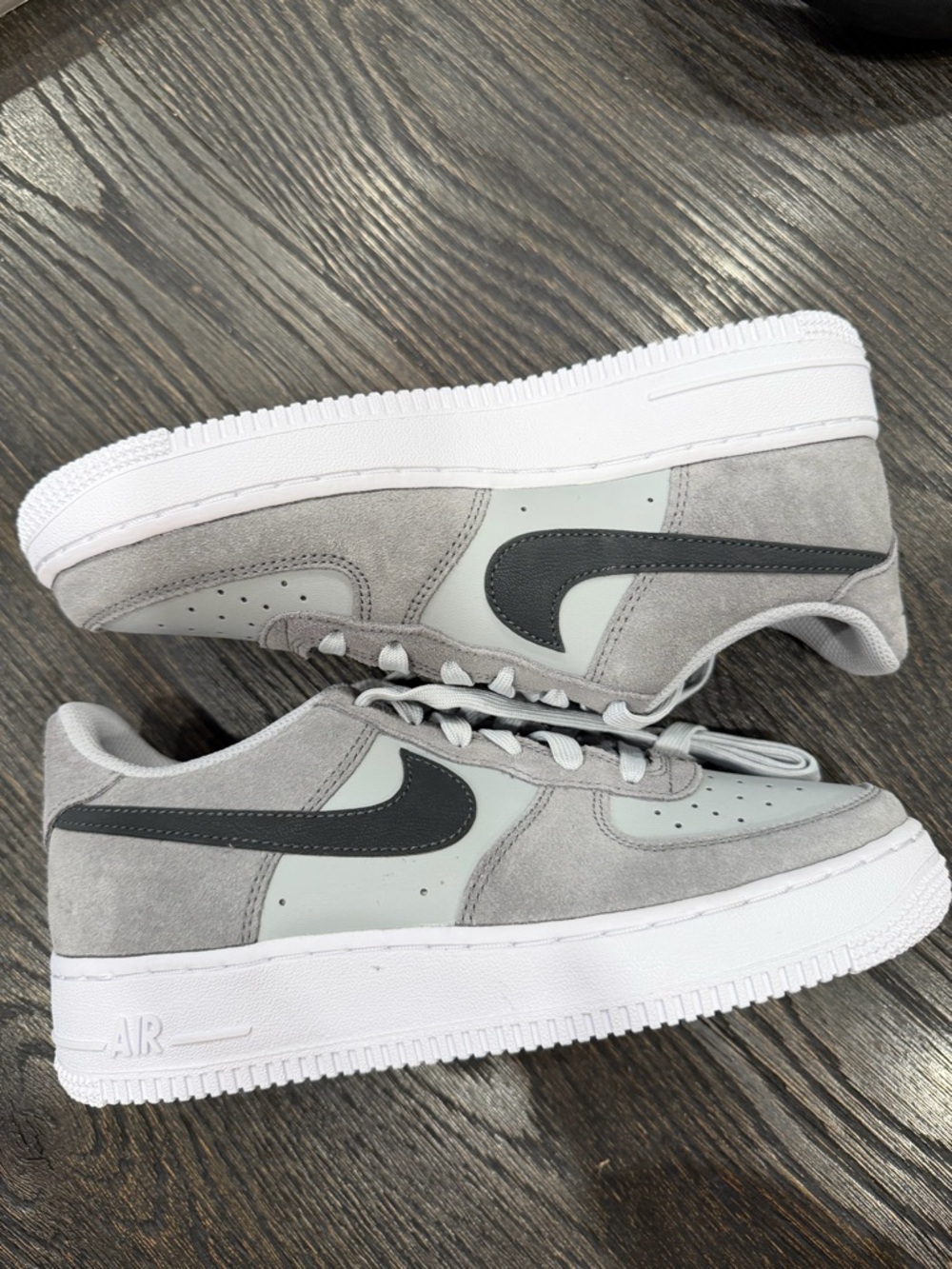 Kids' Force 1 Low Essential Basketball Sneaker
Nike size 6Y